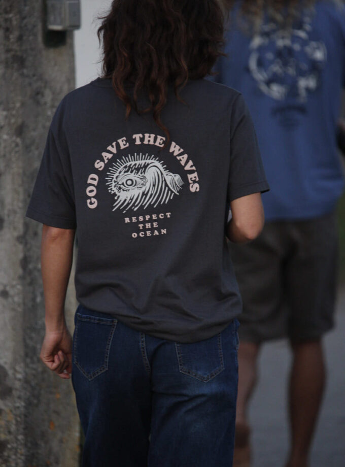 Camiseta God Save The Waves – Negra