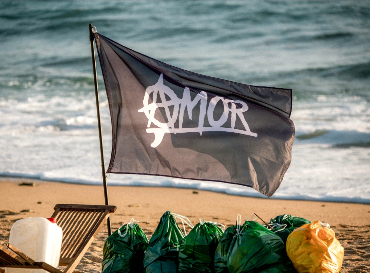 Bandera AMOR en la playa